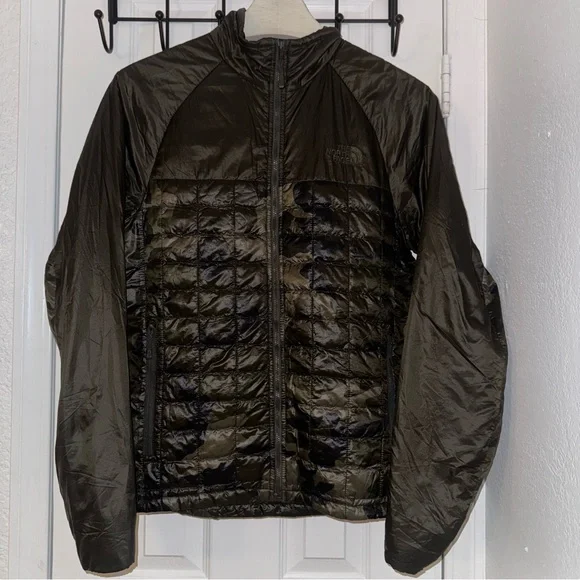 North Face Jacket Camo Print - Picture 2 of 4